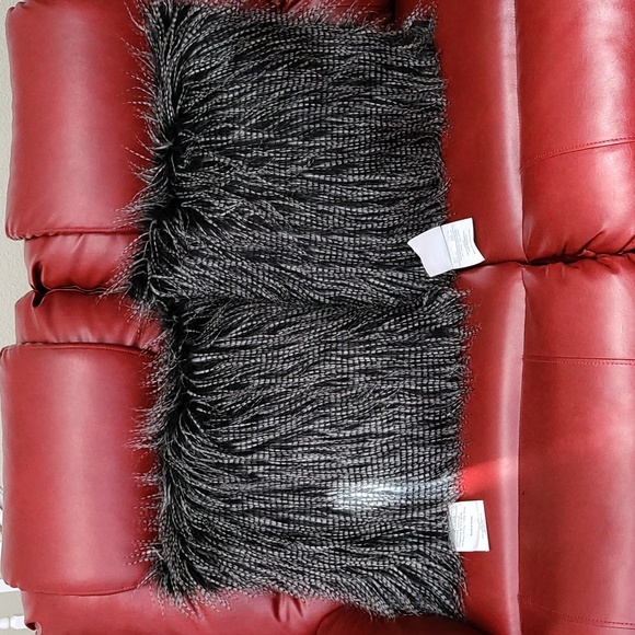 Selling 2 Home decor pillows